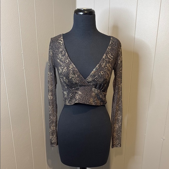 Z Urban Renewal Urban Outfitters Black and Green Long Sleeve Wrap Blouse Cropped - Picture 1 of 6